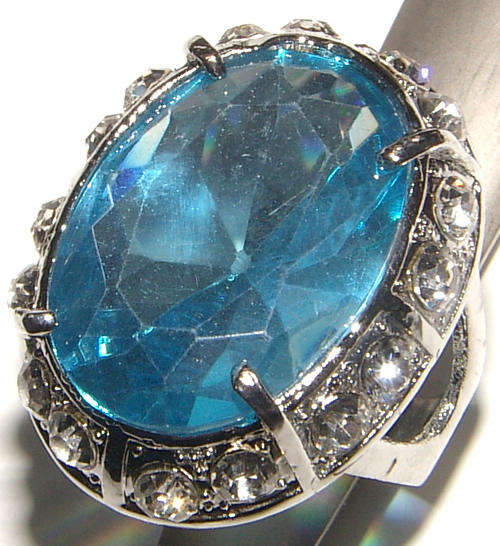 **BOLD!**LUCITE CRYSTAL AND RHINESTONE DRESS RING!