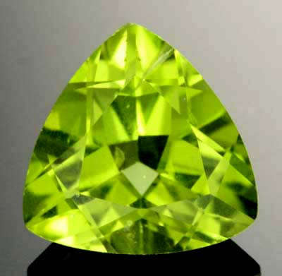 NATURAL PERIDOT -  NICE GREEN TRILLIANT CUT - 0.775cts