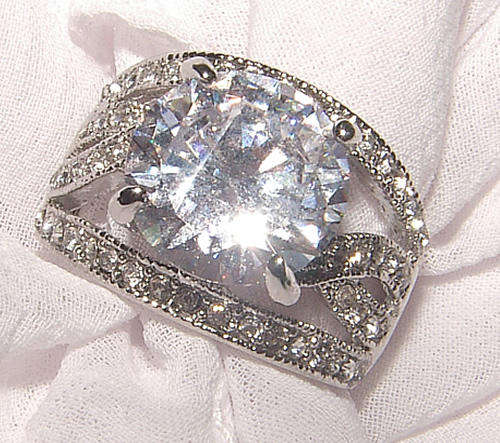 **WOAW!**BEAUTIFUL CZ AND RHINESTONE ENCRUSTED DRESS RING!