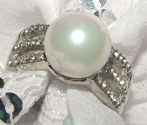 **WOAW!**BEAUTIFUL PEARL AND RHINESTONE ENCRUSTED DRESS RING!