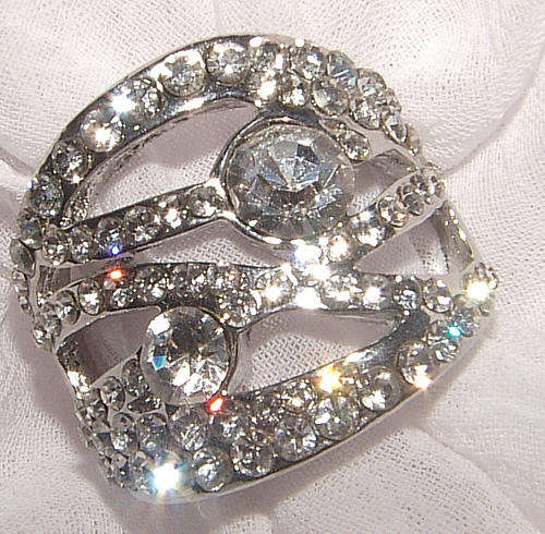 **SIZE M 1/2 **BEAUTIFUL RHINESTONE ENCRUSTED DRESS RING!