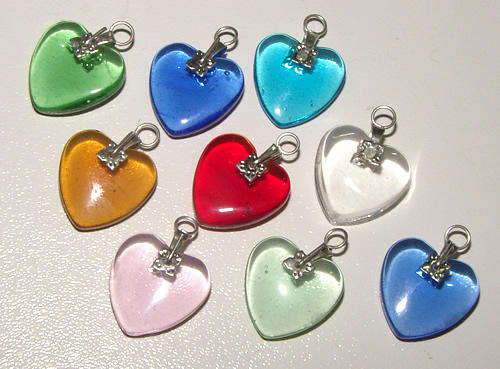 GLASS HEART CHARMS IN VARIOUS COLOURS TO CHOOSE FROM - PRETTY.