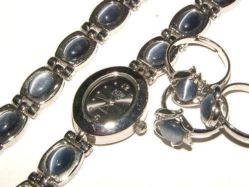 ELEGANT LADIES CATS EYE WATCH WITH MATCHING BRACELET AND RINGS!