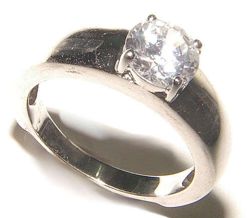 SWEET SOLITAIRE ENGAGEMENT RING - EXCELLENT QUALITY!