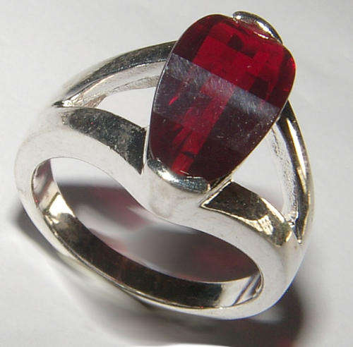 GARNET STERLING SILVER RING.