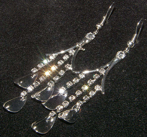 **STUNNING** SILVER DANGLING EARRINGS!