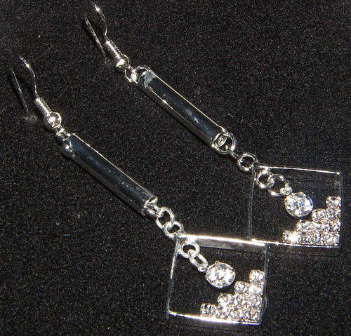 **STUNNING** SILVER DANGLING EARRINGS!