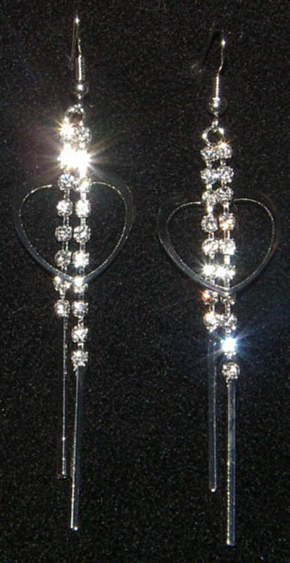 **STUNNING** SILVER DANGLING EARRINGS!
