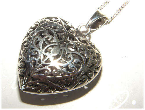 STUNNING STERLING SILVER 3D HEART PENDANT.