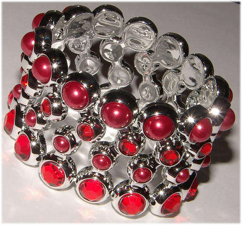 ***NEW*** STUNNING BROAD LUCITE AND PEARLY BEADED STRETCHY BRACELET!
