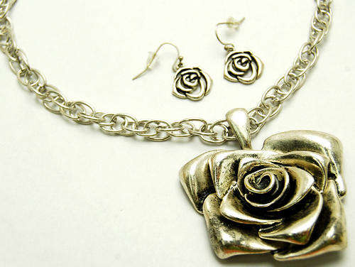 STUNNING SILVER ROSE NECKLACE