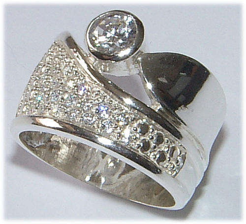 NEW ITEM LISTING! - DIAMOND SIMULANT STERLING SILVER RING.