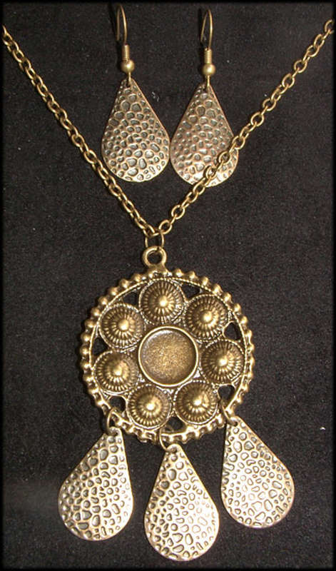***BEAUTIFUL IN BRONZE!!*** Necklace and Earrings Set!
