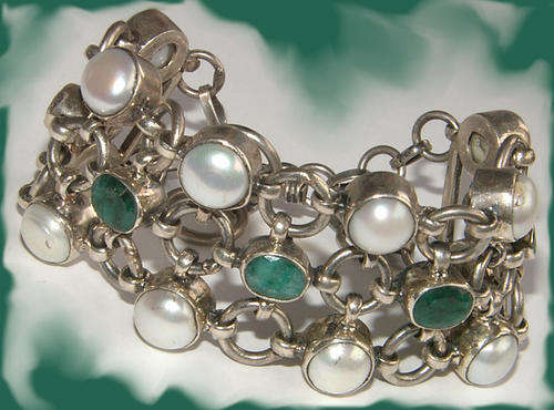 ***WOAW!!***BEAUTIFUL NATURAL EMERALD AND MABE PEARL BRACELET!!