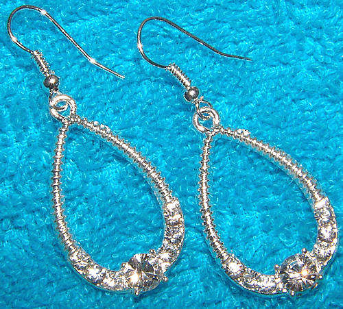 *** PRETTY*** RHINESTONE DANGLING EARRINGS!!!