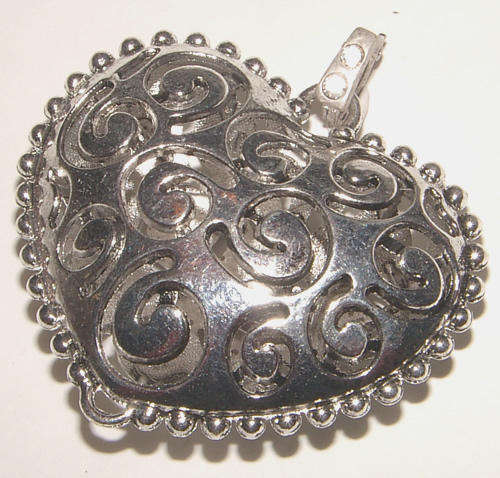 ***STUNNING*** SILVER 3D HOLLOW HEART PENDANT!