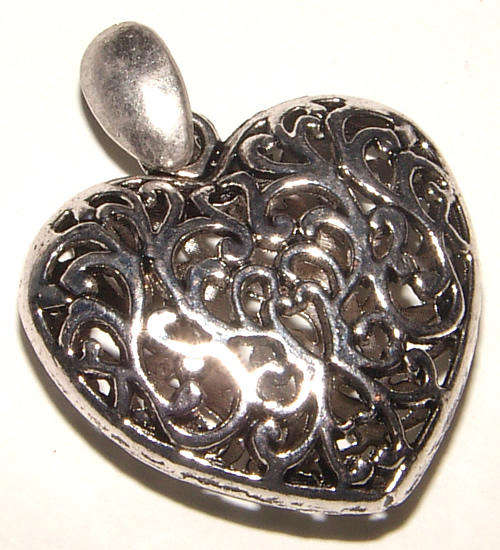***STUNNING*** SILVER 3D HOLLOW HEART PENDANT!