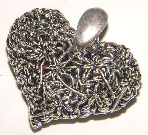 ***BEAUTIFUL DETAIL!!! *** SILVER 3D HOLLOW HEART PENDANT!