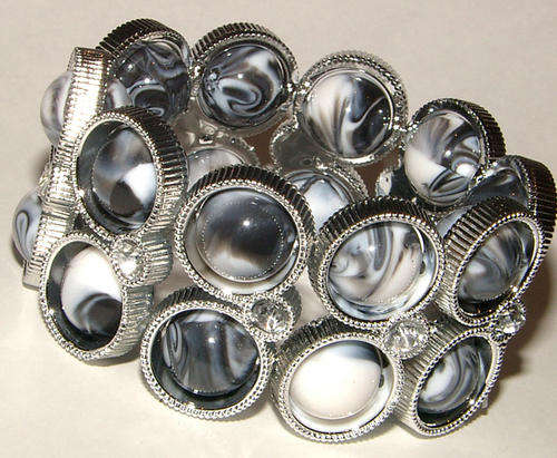STUNNING BROAD LUCITE BEAD STRETCHY BRACELET WITH RHINESTONES!