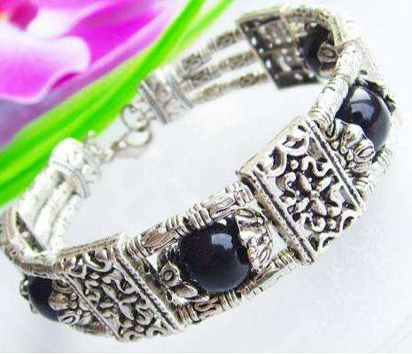 ***STUNNING DESIGN!!*** NATURAL JADE BRACELET!!