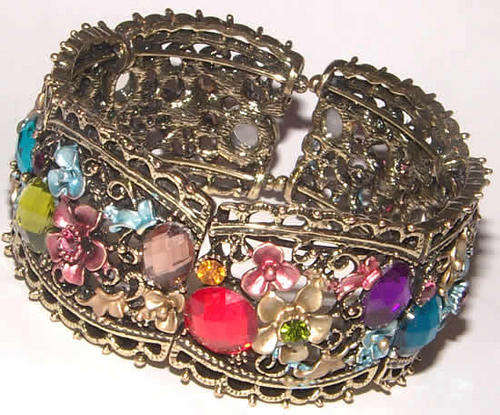***STUNNING!!!*** VINTAGE STYLE FLORAL BANGLE!