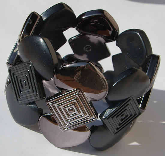 STUNNING COLOUR! BROAD LUCITE BEAD STRETCHY BRACELET!