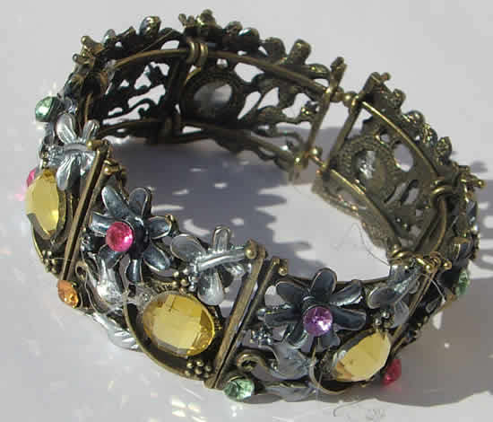 ***STUNNING!!!*** VINTAGE STYLE FLORAL BANGLE!