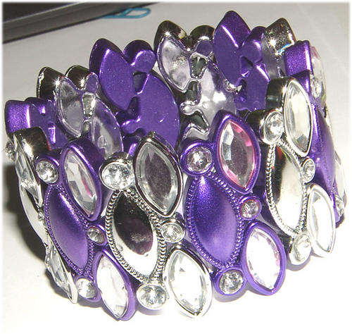***REDUCED!***STUNNING BROAD LUCITE BEAD STRETCHY BRACELET WITH RHINESTONES!