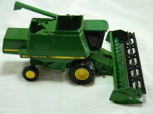 Huge ! 1990's John Deere 9500 Combine with Head 1:28 ERTL Metal Die Cast Model !  R2500+ !!