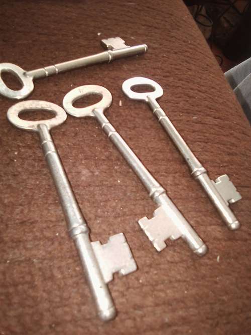 4 vintage  long keys