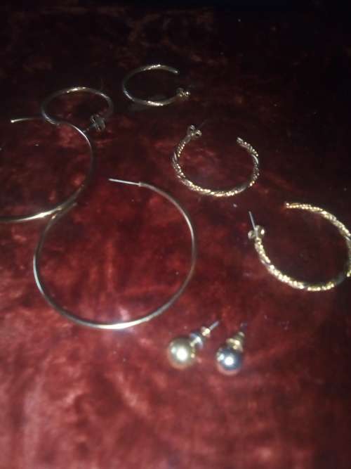 LOT EAR RINGS