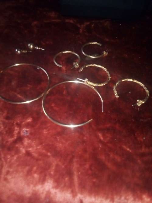 LOT EAR RINGS