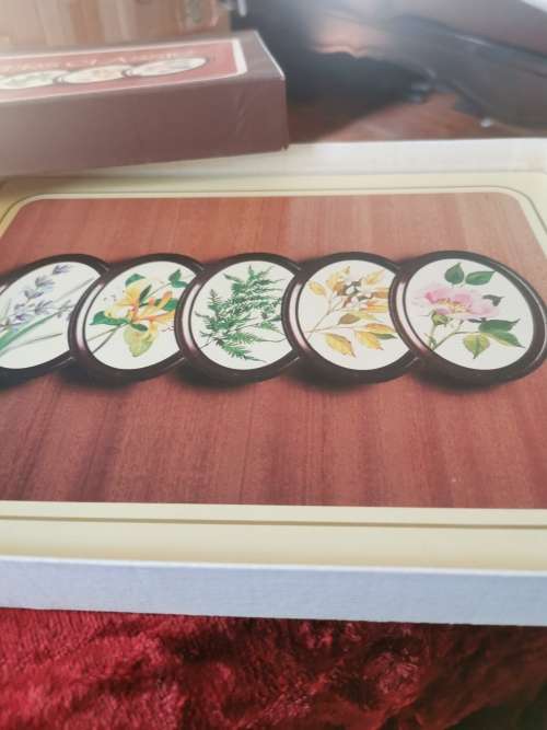 BOX WITH 3 A LEVER  PLACE MATS