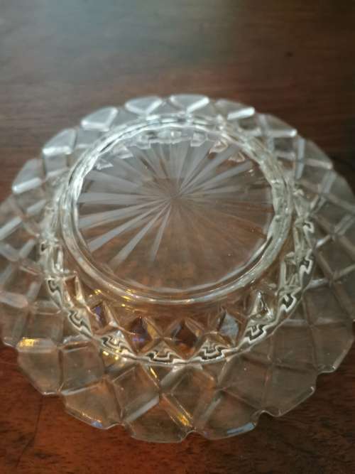 SMALL DETAILLED GLASS BOWL
