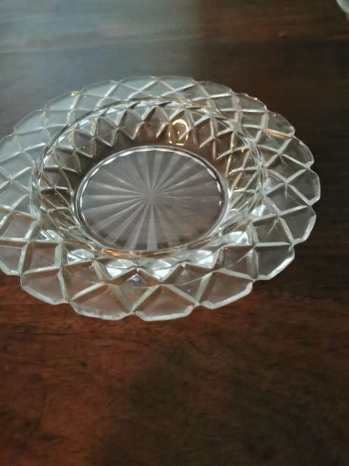 SMALL DETAILLED GLASS BOWL