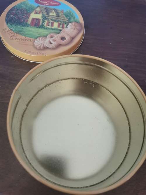 VINTAGA SANTA EDWIGES TIN