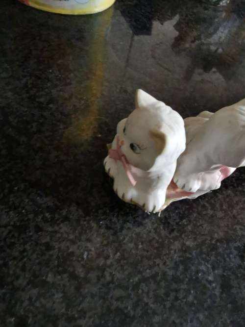 RESIN CAT ORNAMENT
