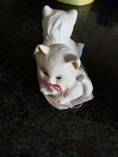 RESIN CAT ORNAMENT