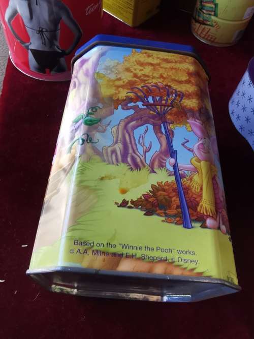 COLLECTABLE DISNEY TIN