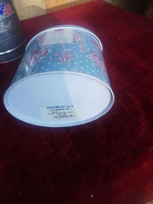 SMALL VINTAGE FLOWER DELIGHTS TIN