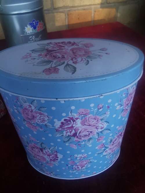 SMALL VINTAGE FLOWER DELIGHTS TIN