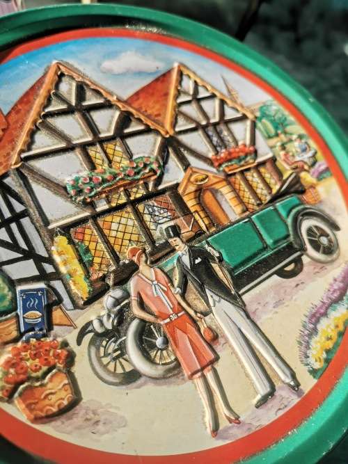 COLLECTABLE TIN