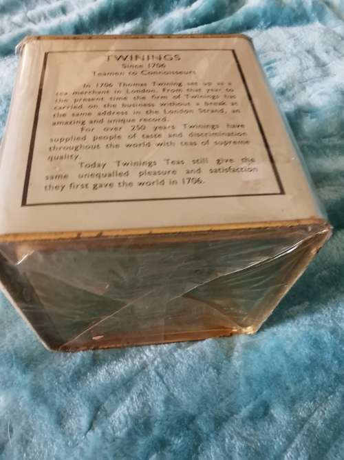 RARE TWINNINGS 8 OZ SEALED TEA TIN