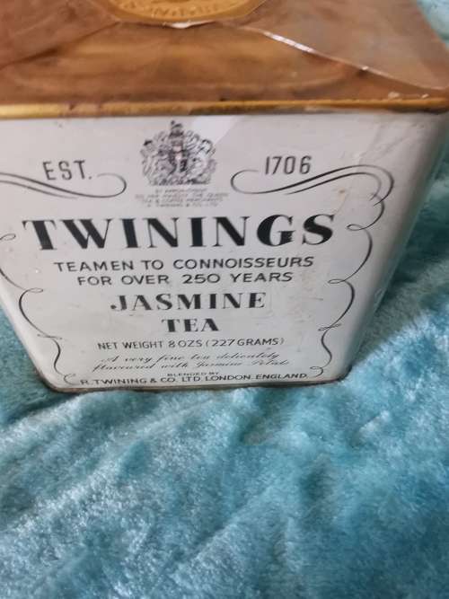 RARE TWINNINGS 8 OZ SEALED TEA TIN