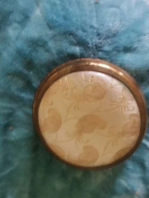 COLLECTABLE POWDER COMPACT HOLDER