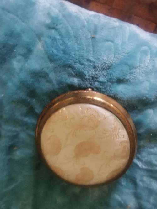 COLLECTABLE POWDER COMPACT HOLDER