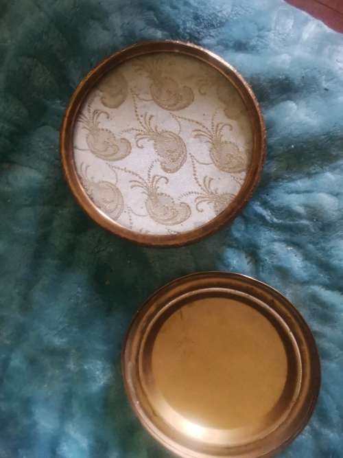 COLLECTABLE POWDER COMPACT HOLDER