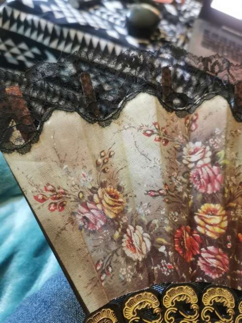 ANTIQUE LADIES HAND FAN
