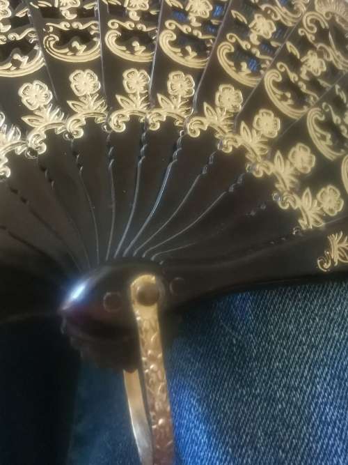 ANTIQUE LADIES HAND FAN
