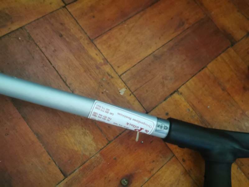 2 CRUTCHES